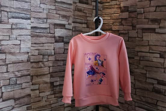 Crewneck enfant rose avec imprimé K-POP Huntrix, tailles 2T à 10T