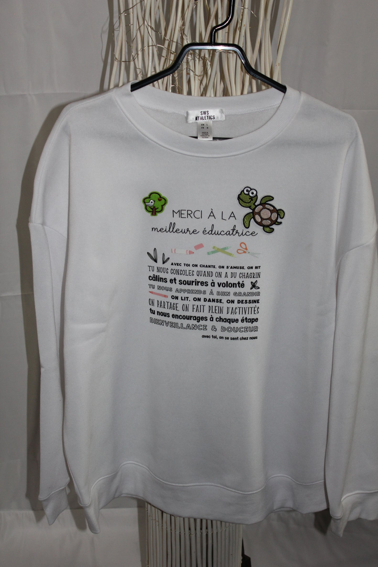 Crewneck femme blanc col rond avec texte “Merci à la meilleure éducatrice” et message hommage