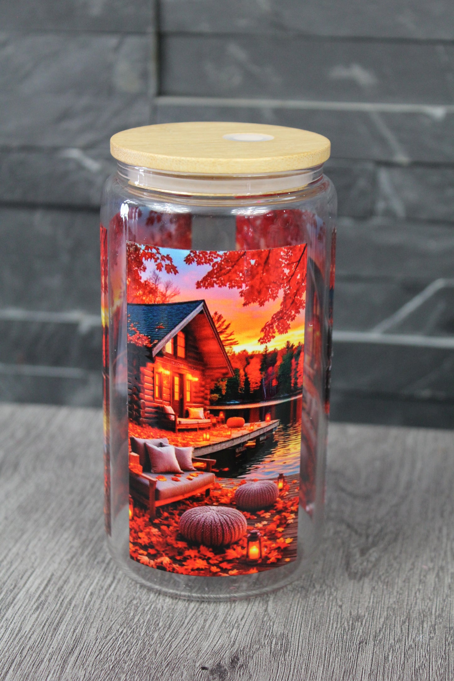 Verre canette 16 oz avec couvercle bambou, design chalet au bord du lac en soirée d’automne avec feuilles rouges et lanternes.