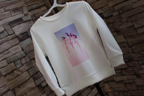 Crewneck enfant blanc avec imprimé K-POP Huntrix vertical, tailles 2T à 10T