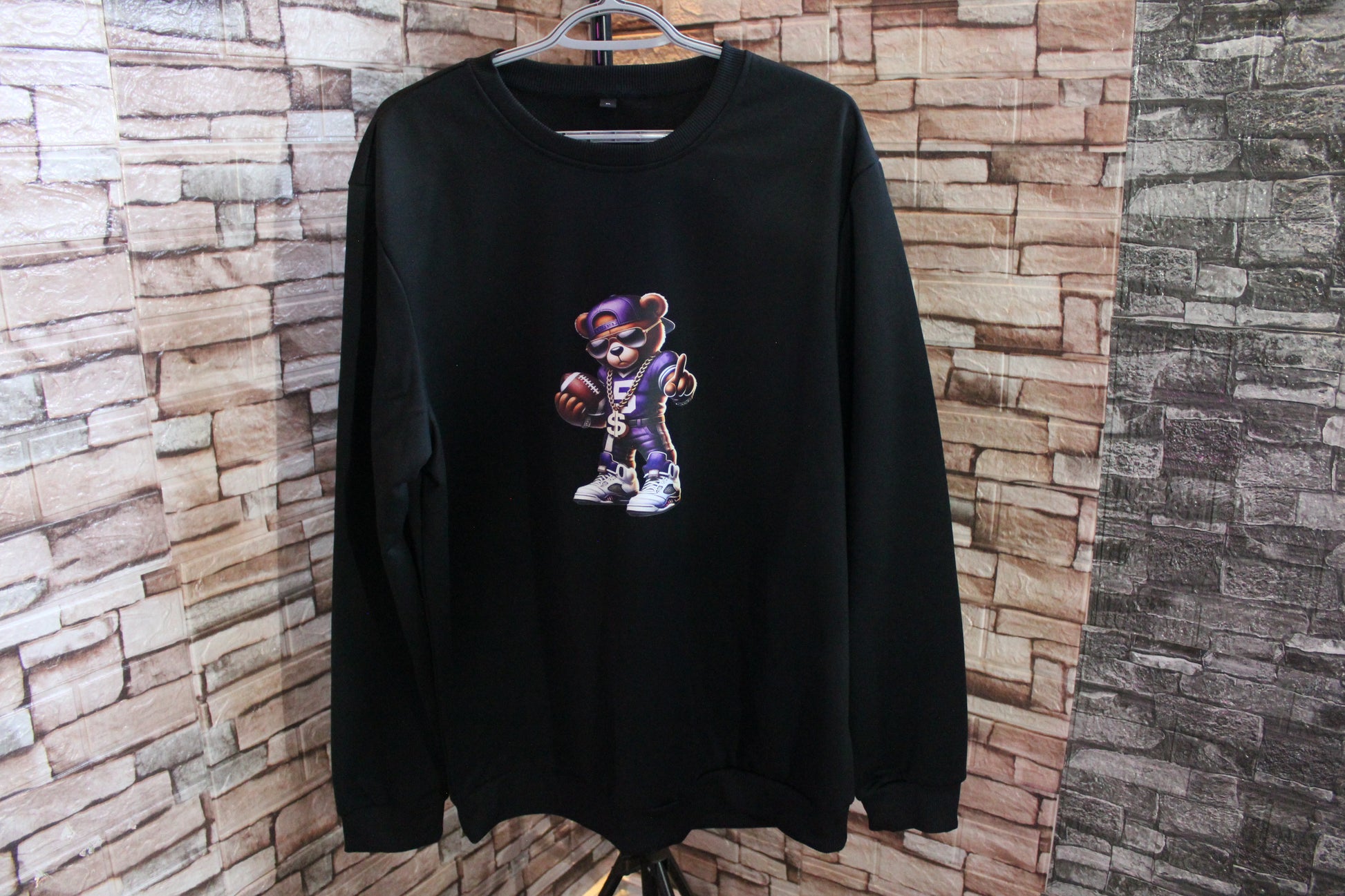 Crewneck homme noir col rond avec imprimé ourson streetwear tenant un ballon de football