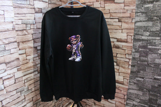 Crewneck homme noir col rond avec imprimé ourson streetwear tenant un ballon de football