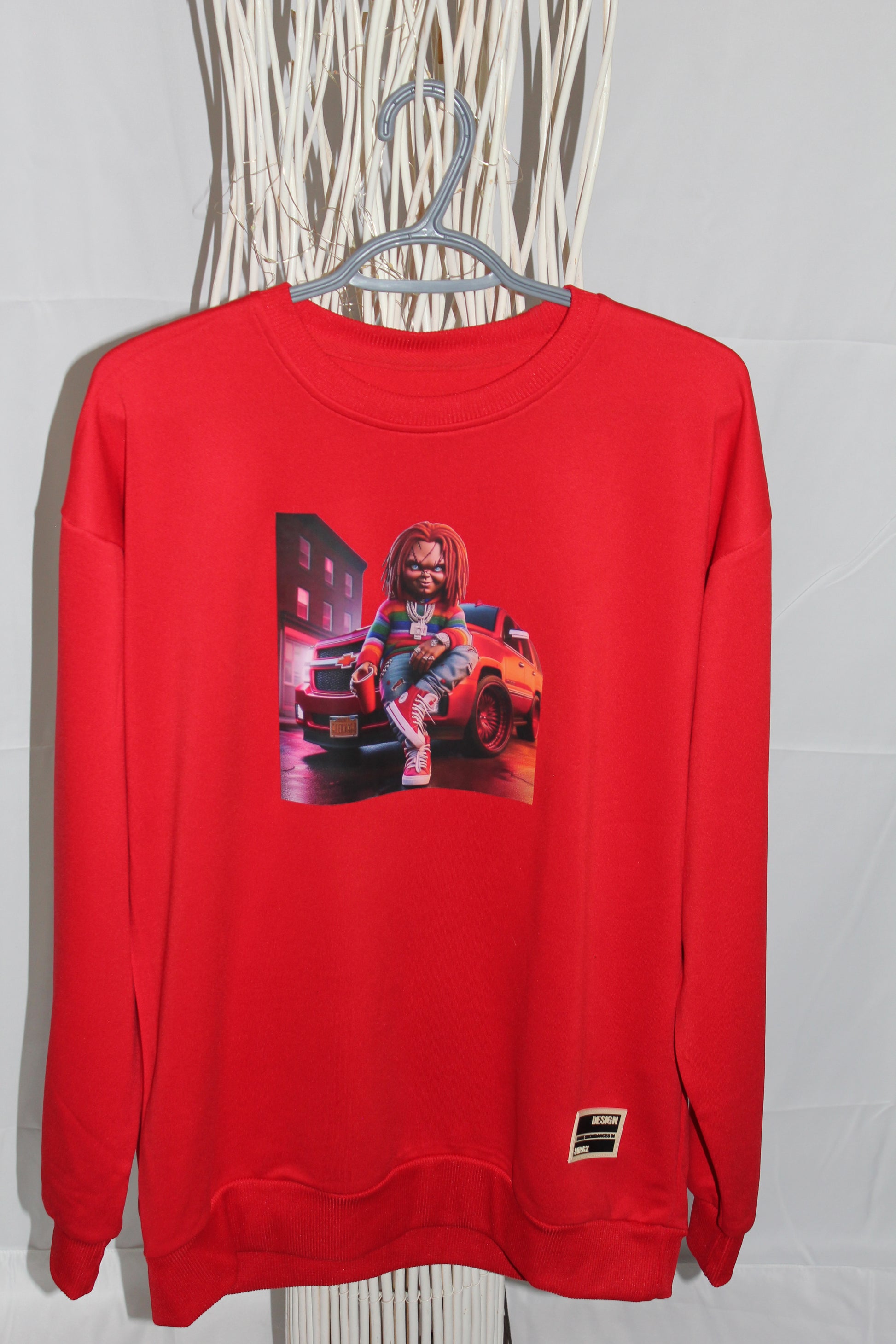 Crewneck homme rouge col rond avec imprimé poupée horreur urbaine et voiture
