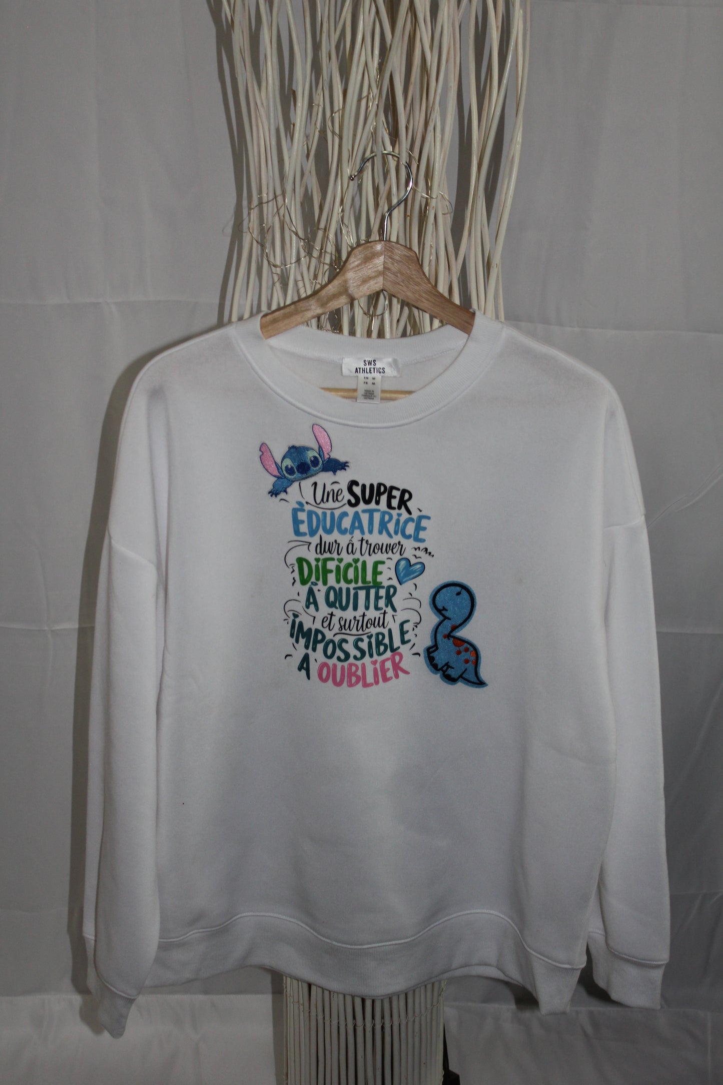 Crewneck femme blanc col rond avec message “Super Éducatrice” imprimé coloré