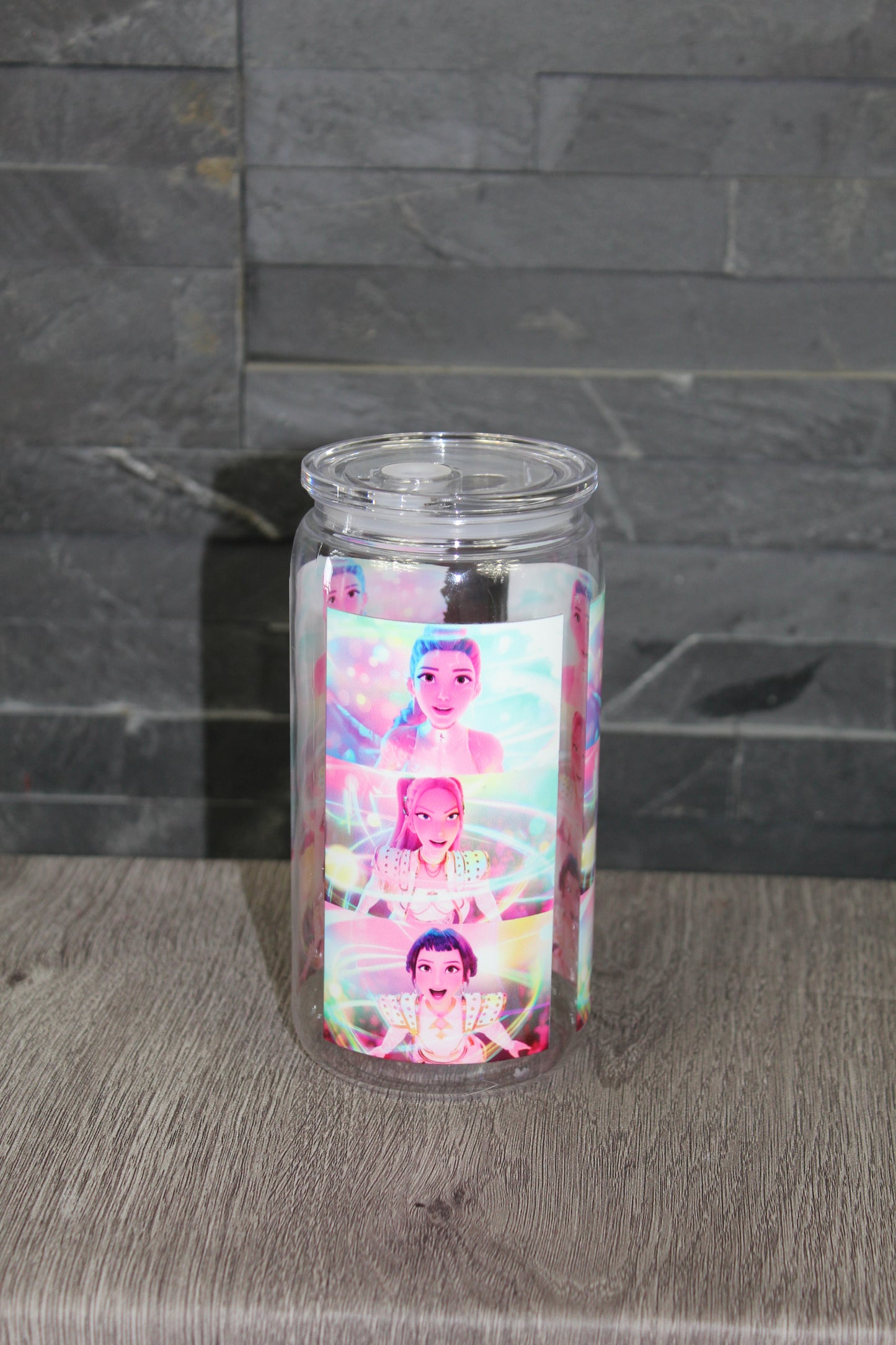 Verre canette 16 oz style K-Pop avec visuel trio lumineux, couvercle transparent, présenté sur fond gris.