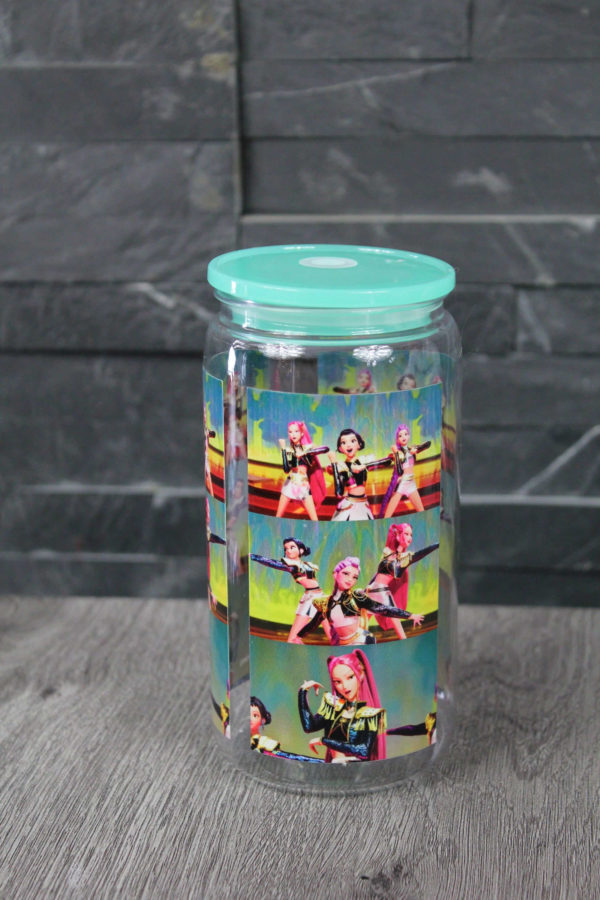 Verre canette 16 oz inspiré K-Pop avec collage photostrip de scènes sur scène, couvercle vert menthe, fond gris.