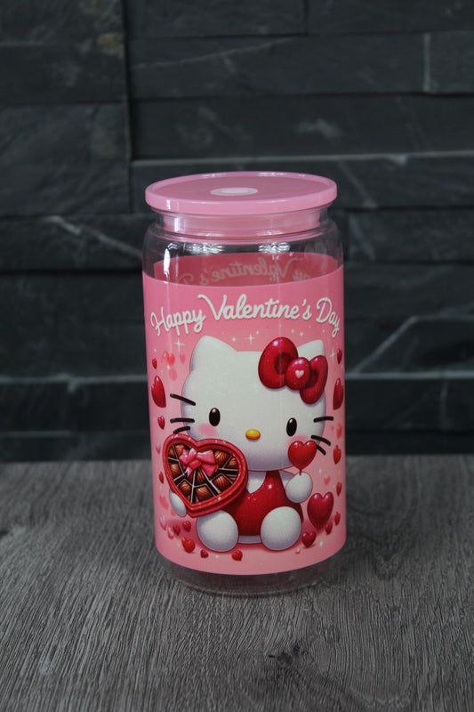 Verre canette 16 oz rose avec chaton style kawaii tenant des chocolats et entouré de cœurs, couvercle rose.