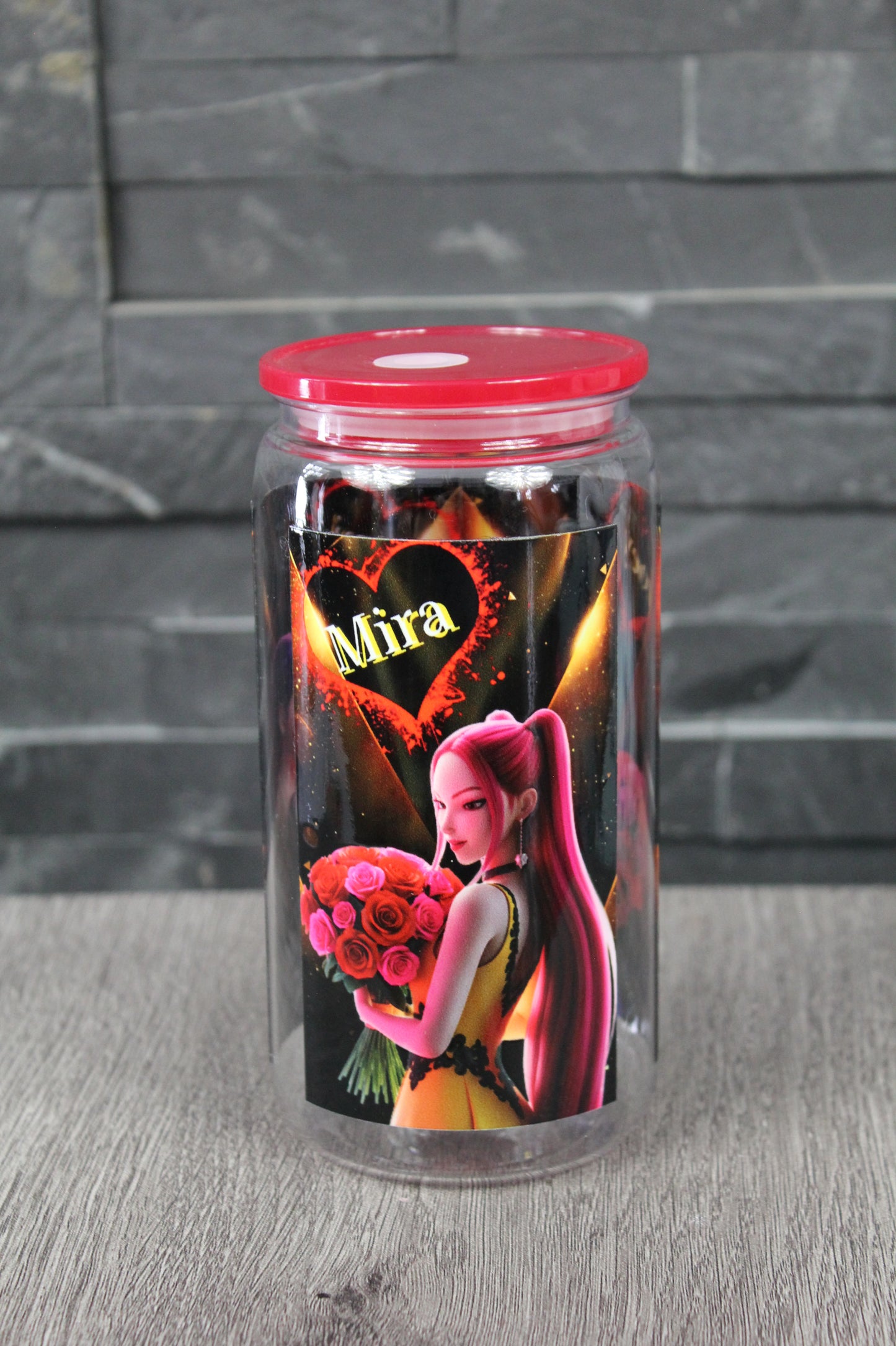 Verre canette 16 oz édition Saint-Valentin inspirée K-Pop avec visuel romantique cœurs et roses, couvercle rouge, fond gris.