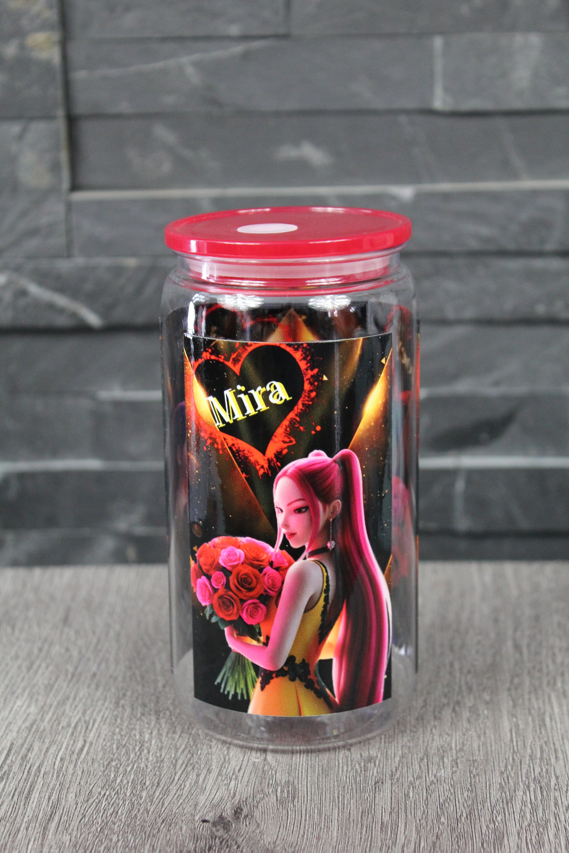 Verre canette 16 oz édition Saint-Valentin inspirée K-Pop avec visuel romantique cœurs et roses, couvercle rouge, fond gris.
