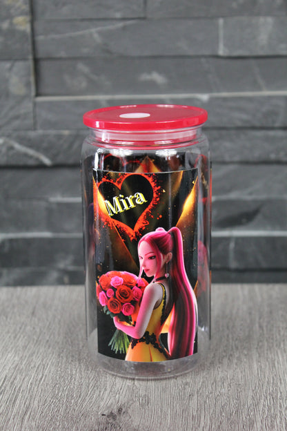 Verre canette 16 oz édition Saint-Valentin inspirée K-Pop avec visuel romantique cœurs et roses, couvercle rouge, fond gris.