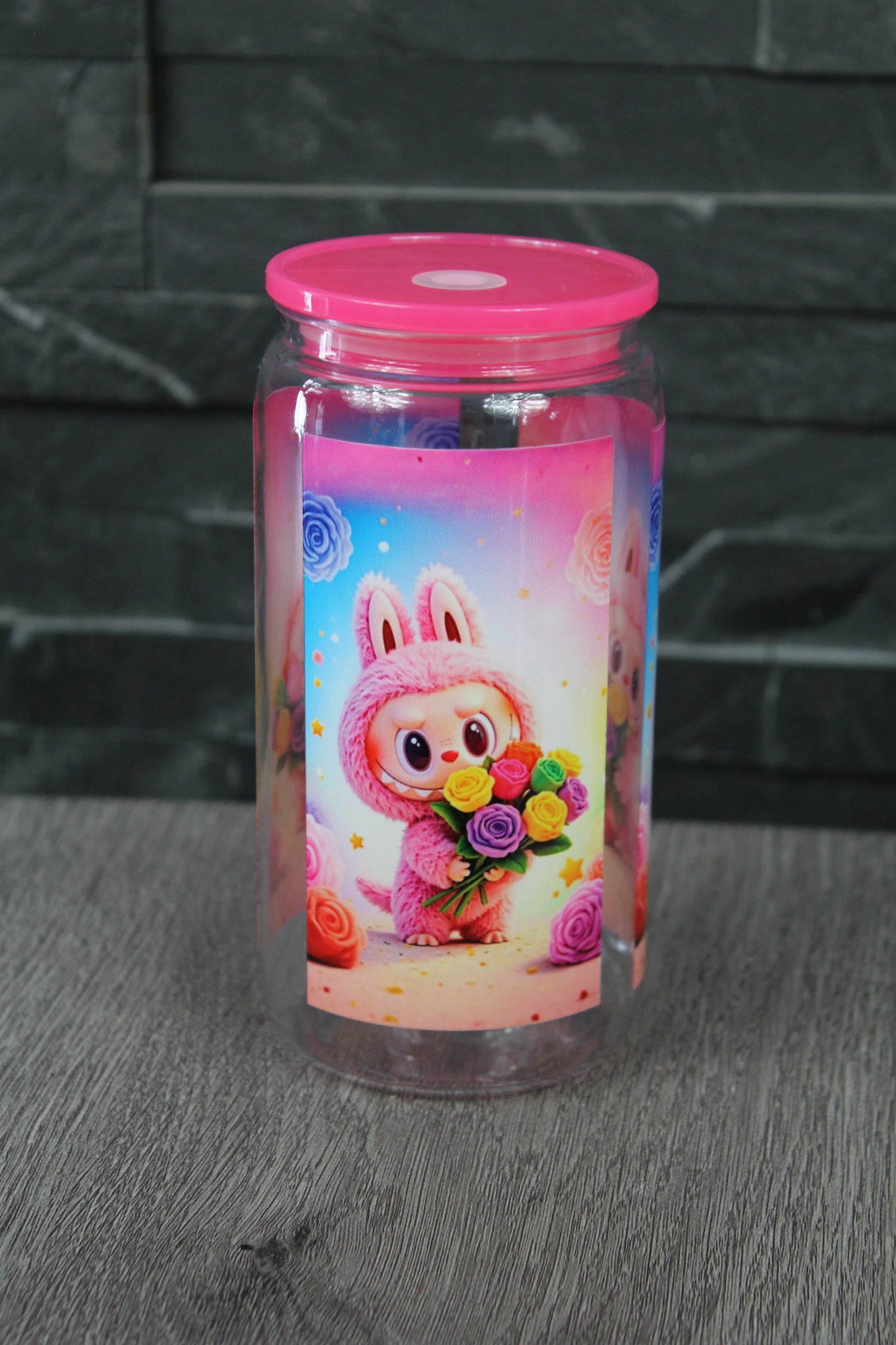 Verre canette 16 oz transparent avec couvercle rose, design lapin rose Saint-Valentin tenant un bouquet de fleurs multicolores.