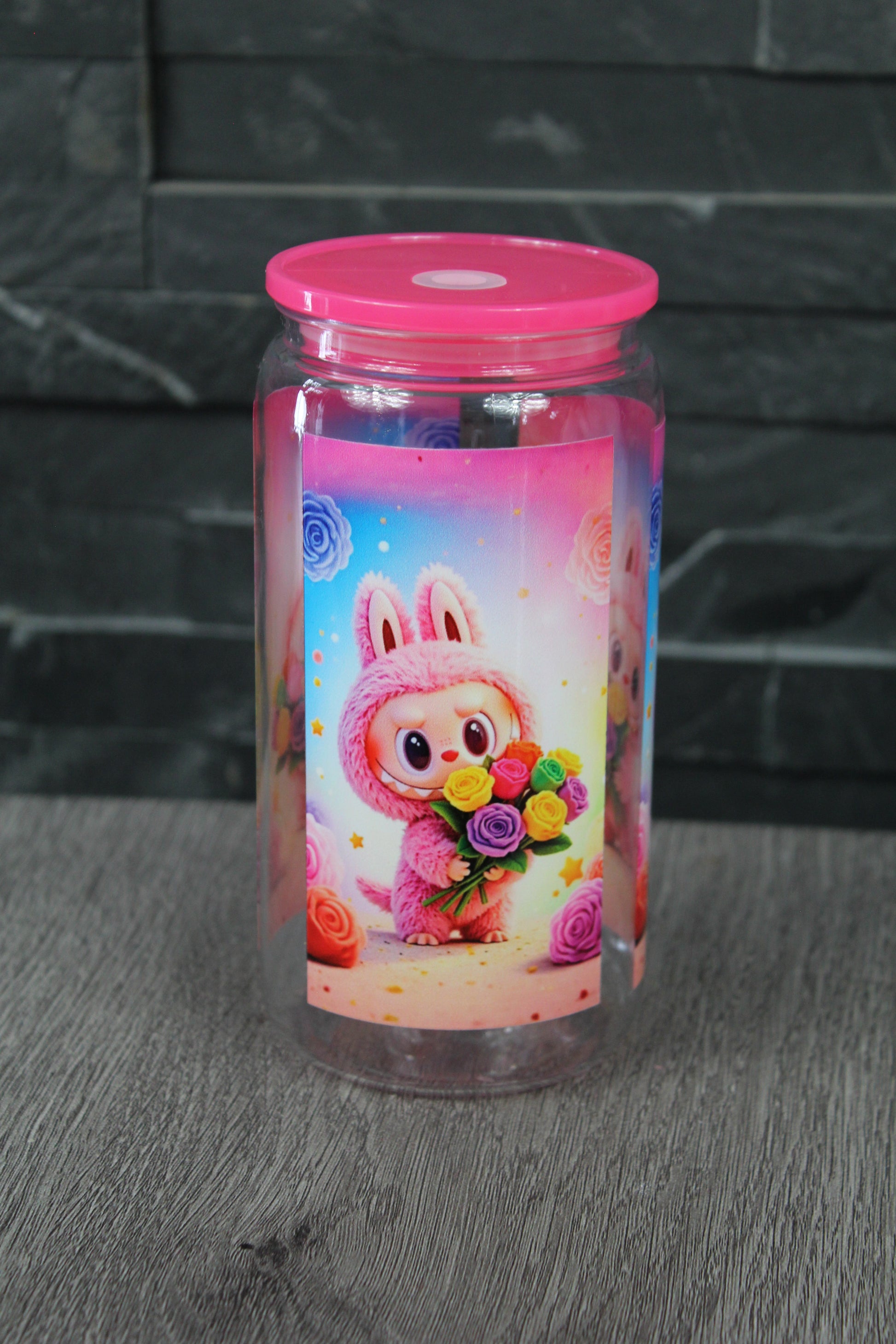 Verre canette 16 oz transparent avec couvercle rose, design lapin rose Saint-Valentin tenant un bouquet de fleurs multicolores.