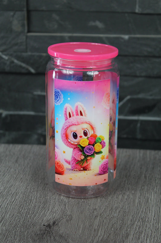Verre canette 16 oz transparent avec couvercle rose, design lapin rose Saint-Valentin tenant un bouquet de fleurs multicolores.