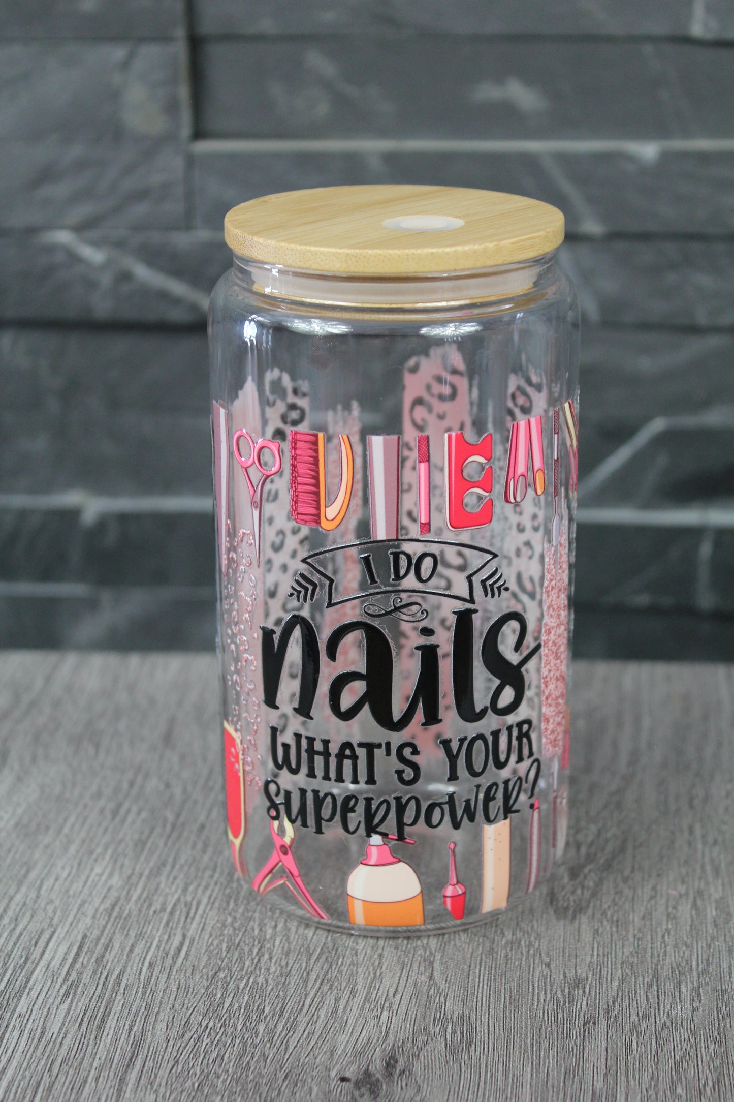 Verre canette 16 oz avec couvercle bambou, design nail tech avec outils de manucure et texte “I do nails what’s your superpower”.