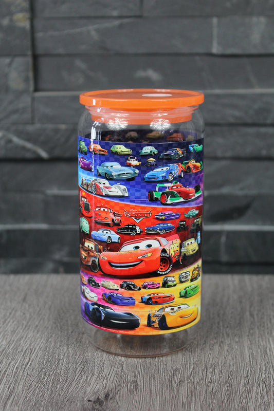 Canette 16 oz avec couvercle orange et paille, design univers voitures de course coloré, photo sur fond gris.