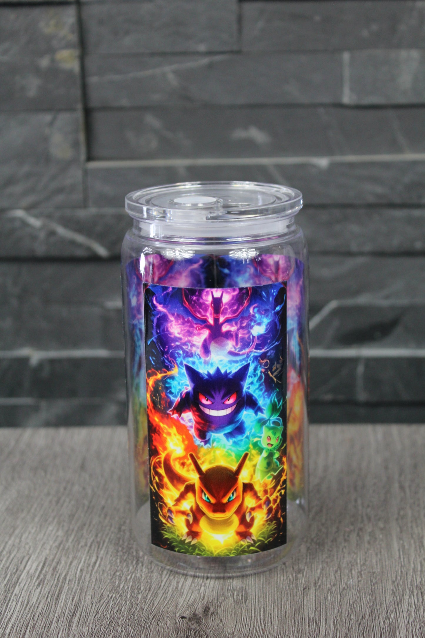 Canette 16 oz avec couvercle transparent, visuel néon énergie élémentaire, fond gris.