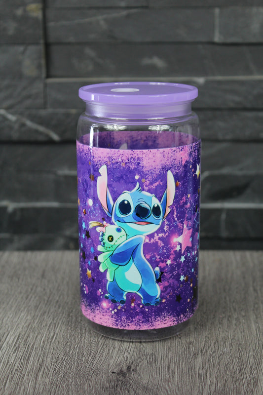 Canette 16 oz avec couvercle violet, motif galaxie violet et alien bleu, photo sur fond gris.