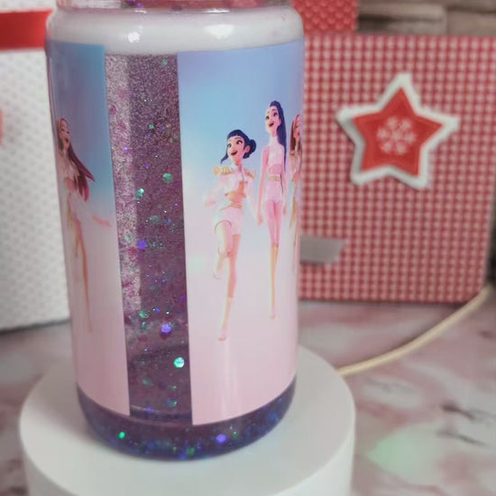 Détail paillettes violet/lavande et reflets holographiques en mouvement dans verre Snowglobe plastique