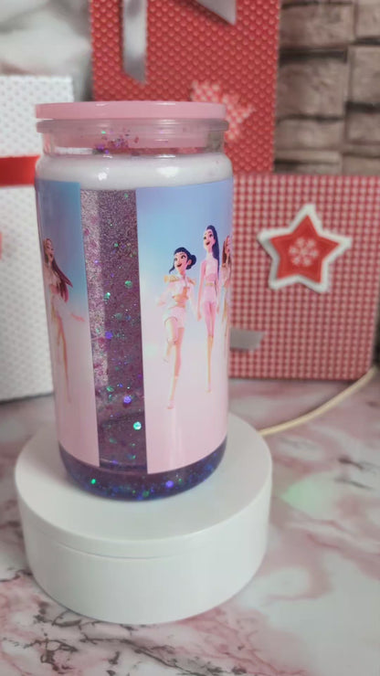 Détail paillettes violet/lavande et reflets holographiques en mouvement dans verre Snowglobe plastique