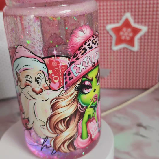 Détail paillettes roses et confettis holographiques en mouvement dans verre Snowglobe plastique