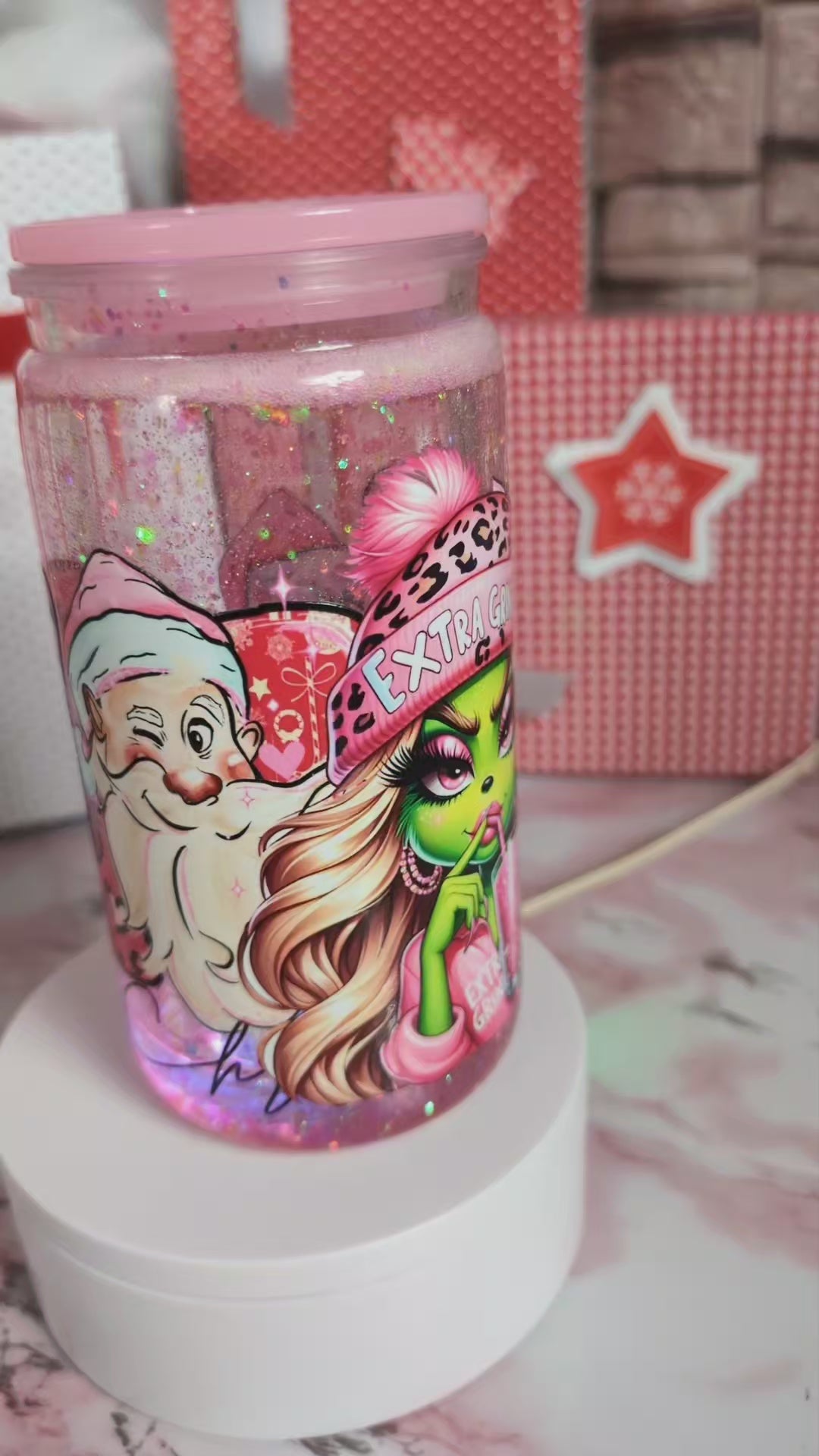 Détail paillettes roses et confettis holographiques en mouvement dans verre Snowglobe plastique