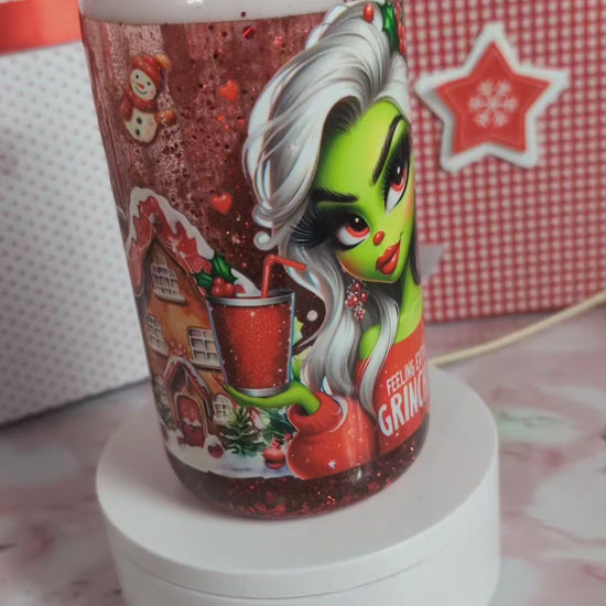 Détail paillettes rouges et reflets holographiques en mouvement dans verre Snowglobe plastique