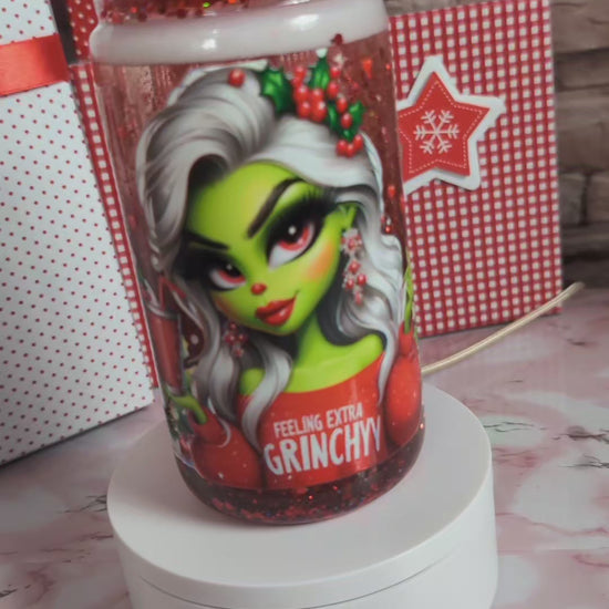 Illustration femme holiday villain glam en tenue rouge sur verre Snowglobe plastique, ambiance Noël