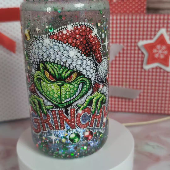 Illustration holiday villain style grinchy sur verre Snowglobe plastique, ambiance Noël