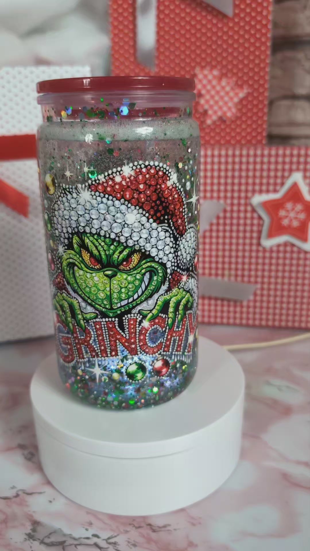 Illustration holiday villain style grinchy sur verre Snowglobe plastique, ambiance Noël