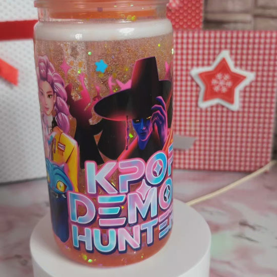 Verre Snowglobe plastique doré avec confettis étoiles, effet paillettes visible sur support