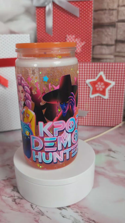 Verre Snowglobe plastique doré avec confettis étoiles, effet paillettes visible sur support