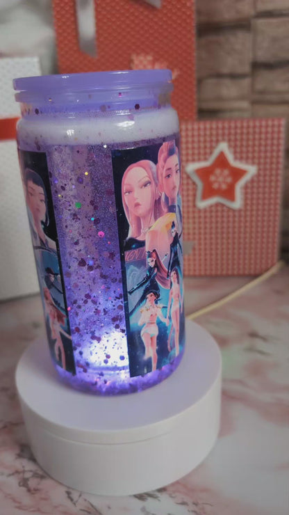 Détail paillettes violet/lavande et reflets holographiques en mouvement dans verre Snowglobe plastique
