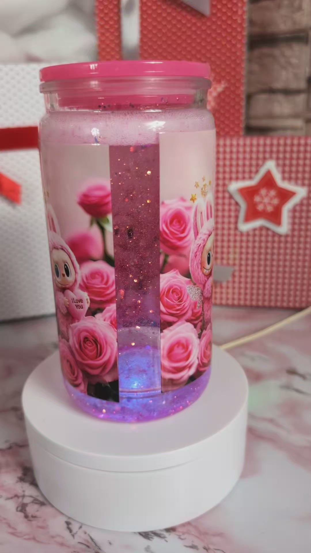 Détail paillettes rose/violet et reflets holographiques en mouvement dans verre Snowglobe plastique