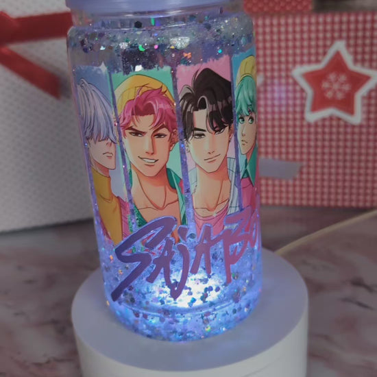 Détail paillettes bleu glacé et confettis holographiques en mouvement dans verre Snowglobe plastique