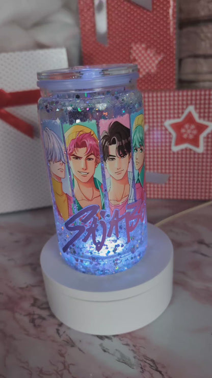 Détail paillettes bleu glacé et confettis holographiques en mouvement dans verre Snowglobe plastique