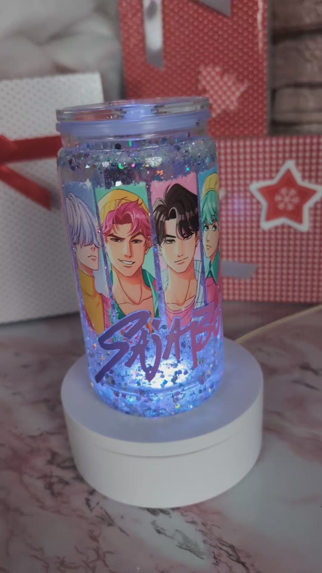 Détail paillettes bleu glacé et confettis holographiques en mouvement dans verre Snowglobe plastique