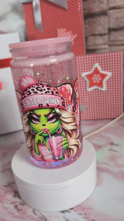 Verre Snowglobe plastique “Extra Grinchy” 16 oz, paillettes roses et confettis holo, couvercle rose – Beauty Nini