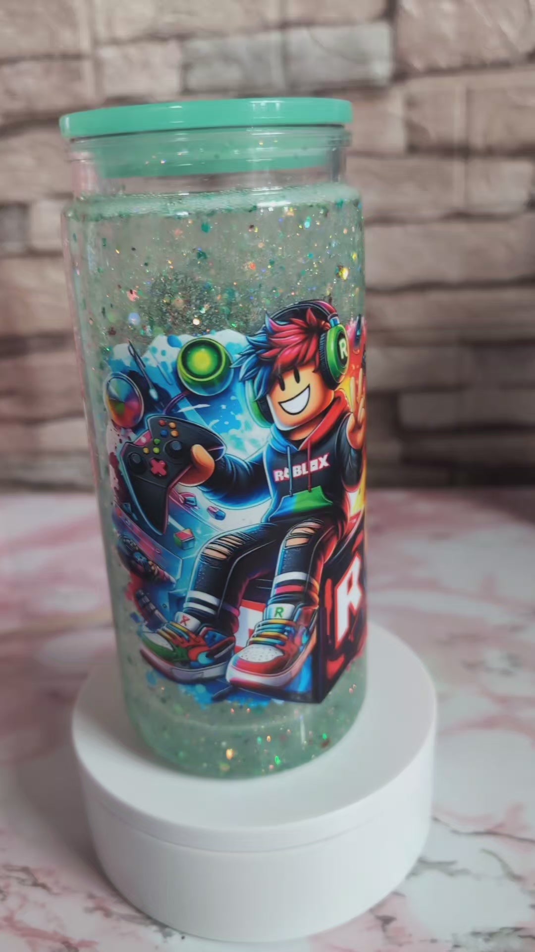 Détail paillettes holo et design Roblox gamer sur snowglobe 20 oz, effet boule de neige pailleté