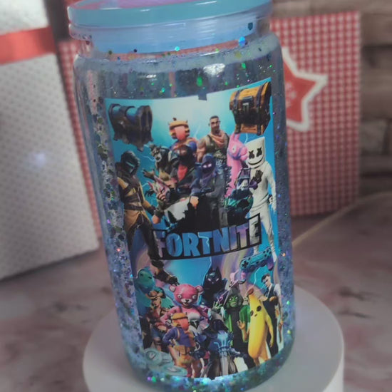 Détail paillettes bleues et reflets holographiques en mouvement dans verre Snowglobe plastique