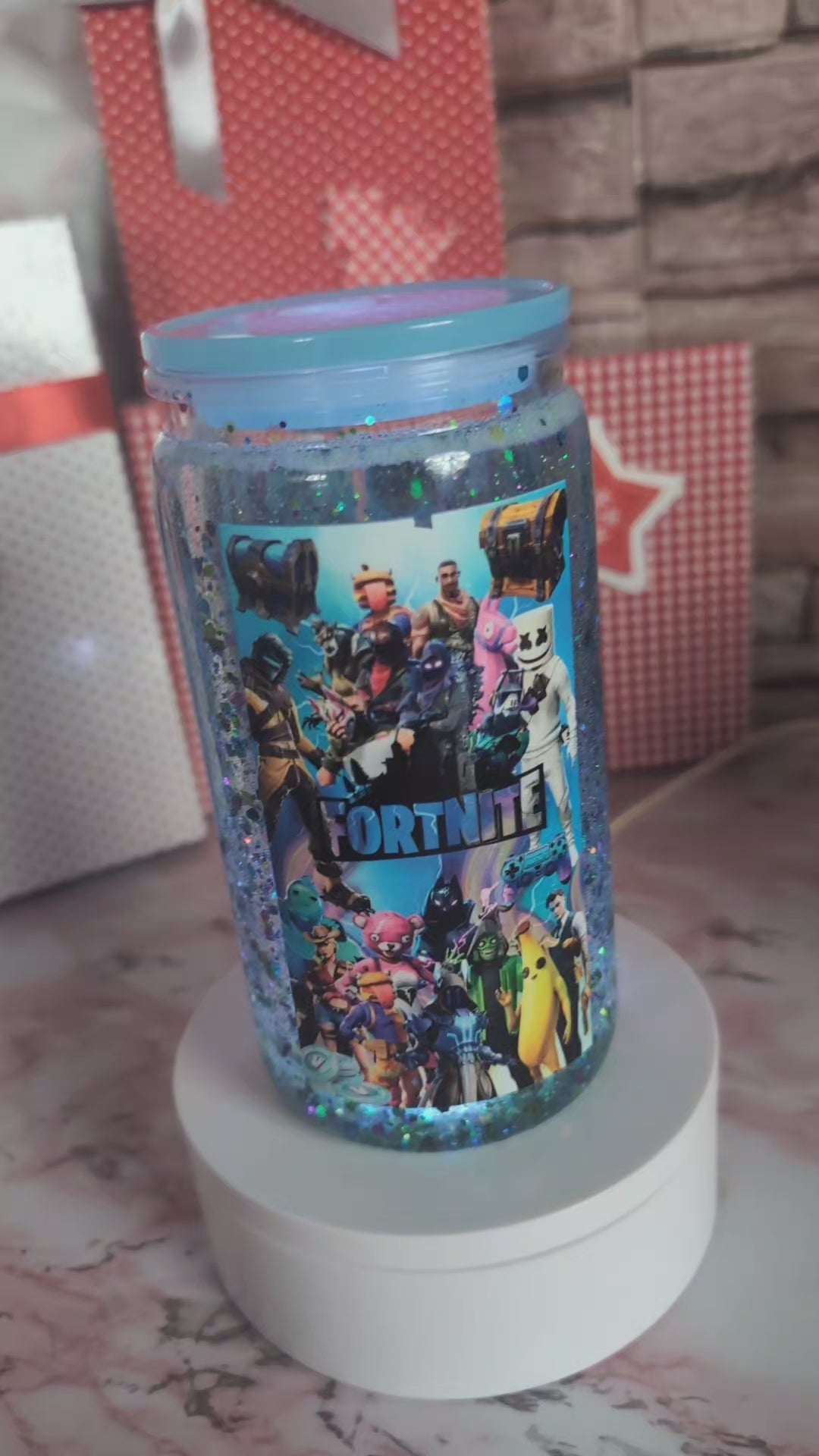 Détail paillettes bleues et reflets holographiques en mouvement dans verre Snowglobe plastique