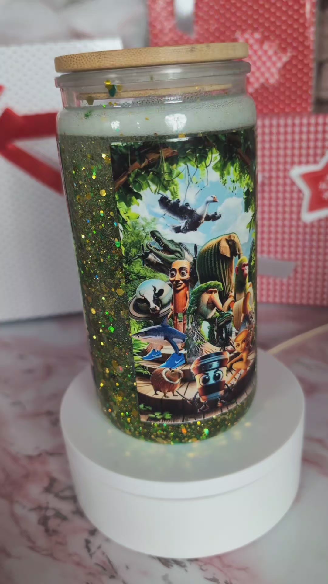 Verre Snowglobe plastique animaux jungle & savane 16 oz, paillettes vert holo doré, couvercle bambou – Beauty Nini