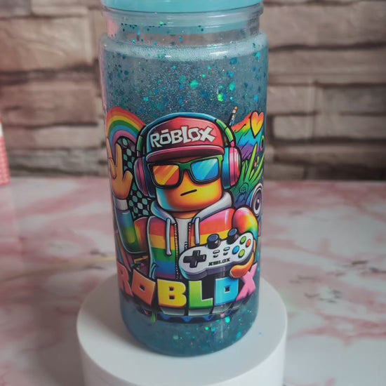 Détail paillettes bleues holographiques et design Roblox gamer rainbow sur verre snowglobe 20 oz