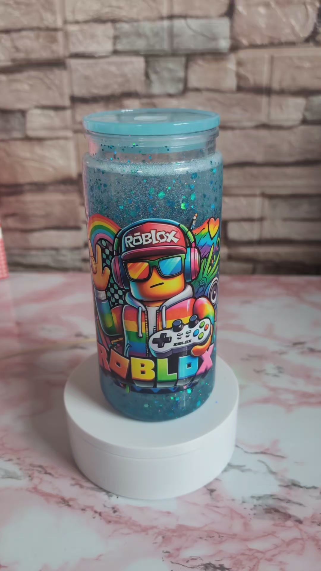 Détail paillettes bleues holographiques et design Roblox gamer rainbow sur verre snowglobe 20 oz