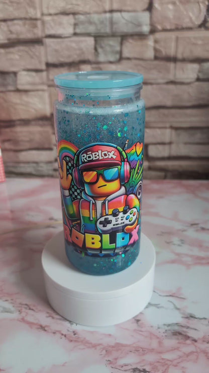 Détail paillettes bleues holographiques et design Roblox gamer rainbow sur verre snowglobe 20 oz