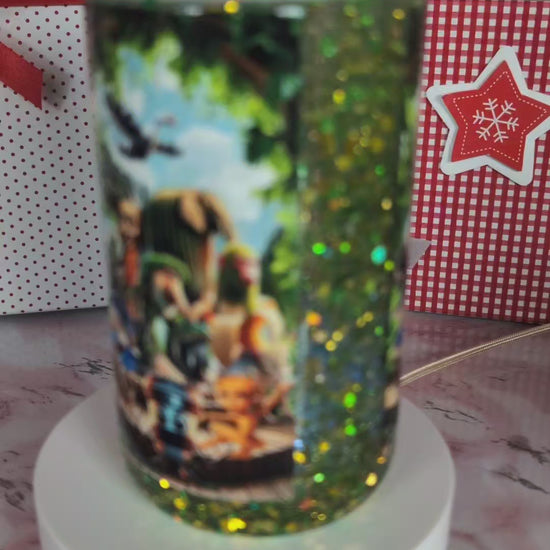 Détail paillettes vert forêt et reflets holographiques dorés en mouvement dans verre Snowglobe plastique