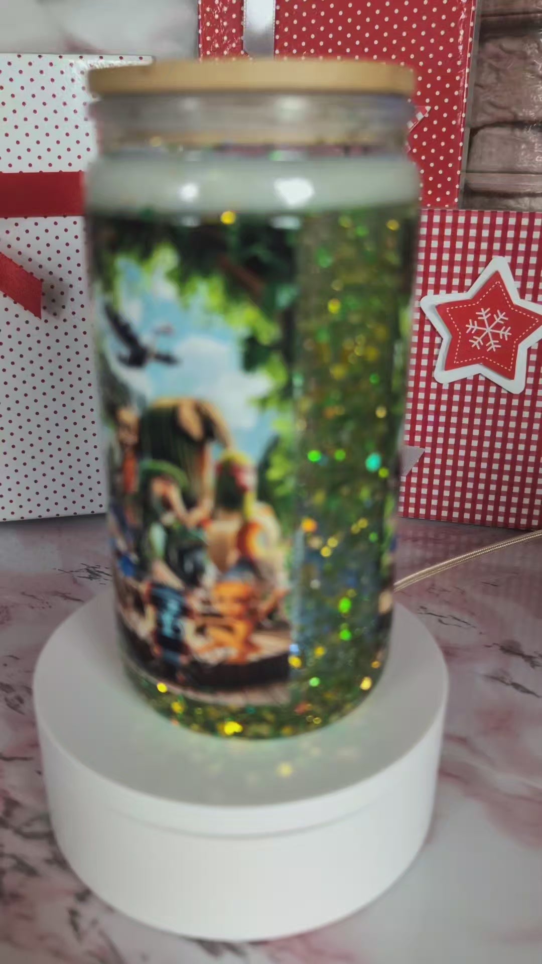 Détail paillettes vert forêt et reflets holographiques dorés en mouvement dans verre Snowglobe plastique