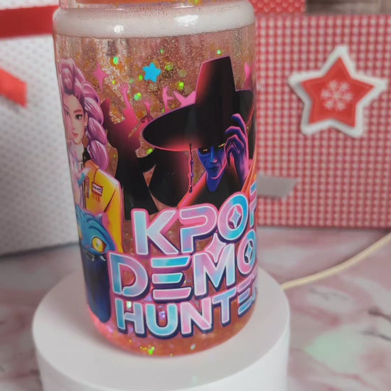 Illustration personnages style anime “KPOP Demon Hunter” sur verre Snowglobe plastique doré