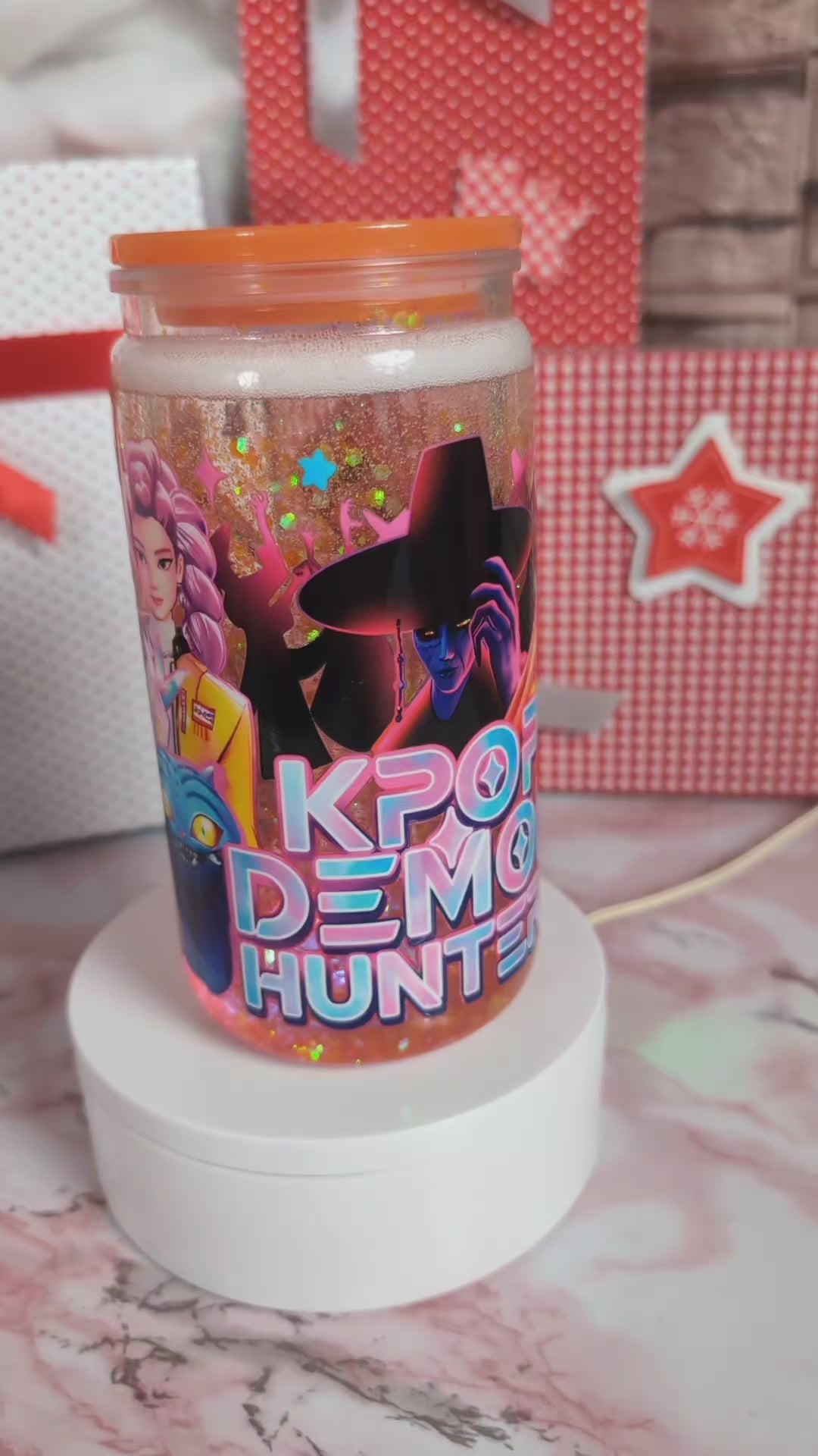 Illustration personnages style anime “KPOP Demon Hunter” sur verre Snowglobe plastique doré