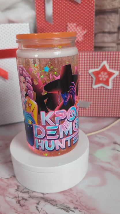 Illustration personnages style anime “KPOP Demon Hunter” sur verre Snowglobe plastique doré