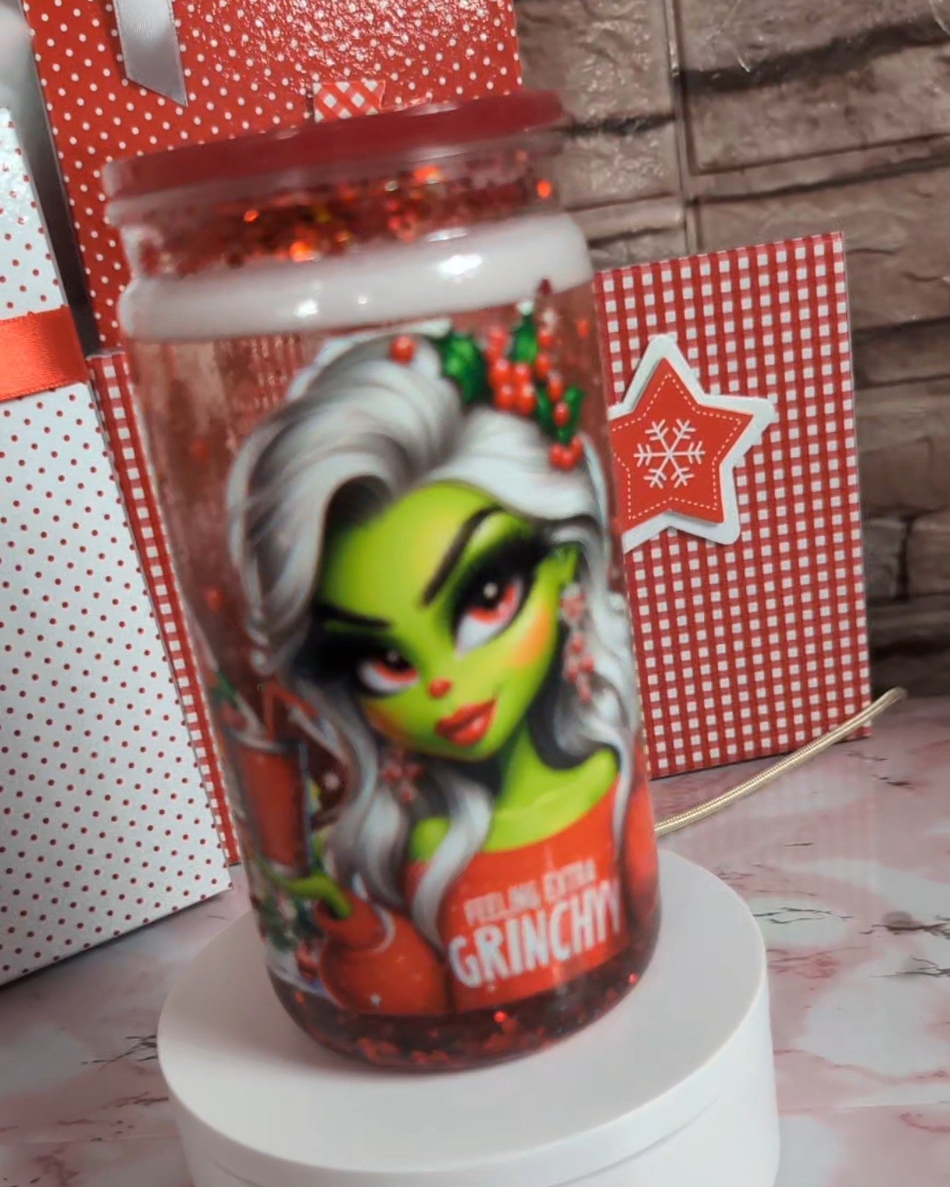 Verre Snowglobe Plastique – Holiday Villain Glam Rouge (“Feeling Extra Grinchy”) | 16 oz / 20 oz